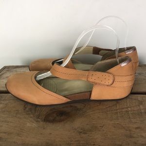 OTBT slip on neutral tan leather Mary Jane round toe flats us women’s size 9 EUC